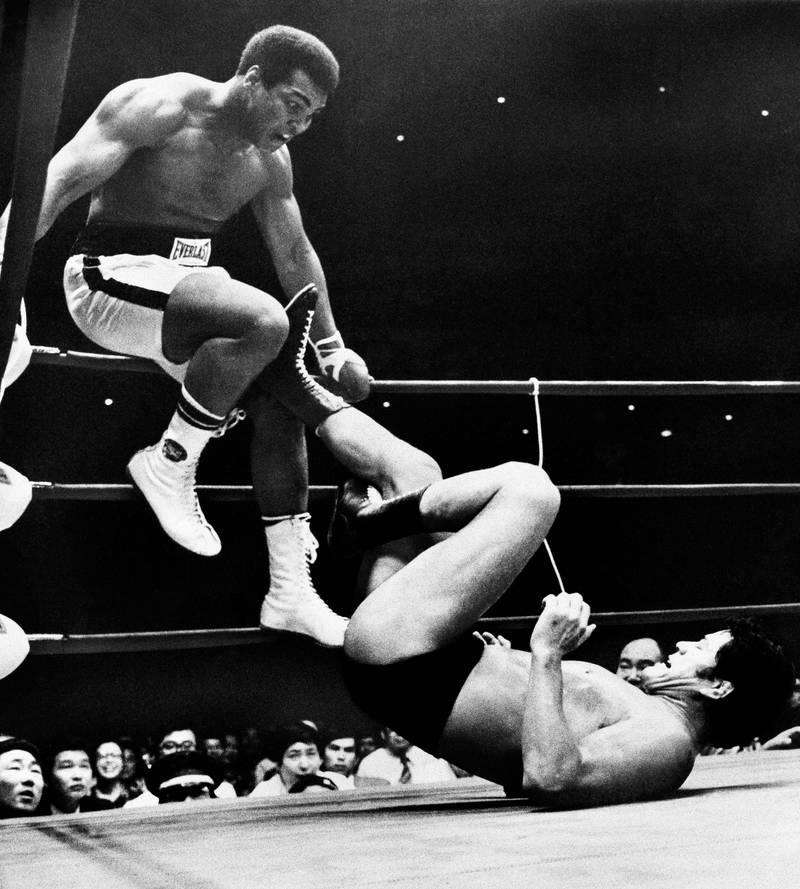 Ali tries to evade Inoki’s kicks. Photo credit: AP
